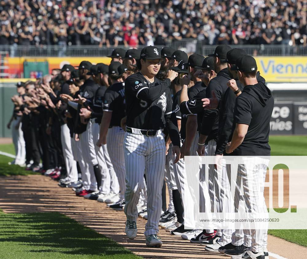 Baseball: Division Series between Guardians and White Sox Chicago White Sox first baseman Munetaka Murakami (front, L) is greeted by teammates during a ceremony ahead of Game 3 of the American League Division Series against the Cleveland Guardians at Rate Field in Chicago on Oct. 7, 2026. A14AA0005630469P