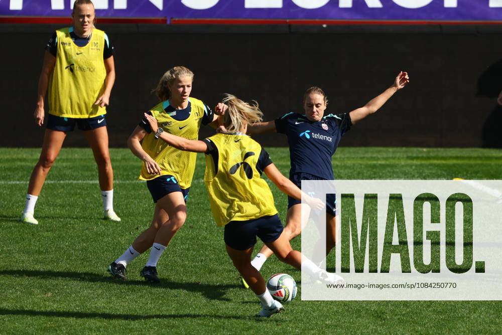The women s national soccer team is preparing for the World Cup qualifier in Bucharest, Romania, October 8, 2026. Justine Kielland and Lisa Fjeldstad Naalsund during a training session at Stadionul Arcul de Triumf, for the World Cup qualifying match against Romania. Photo: Nikola Krstic, NTB Romania, Bucharest. . RESTRICTED USE FOR BETTING COMPANIES