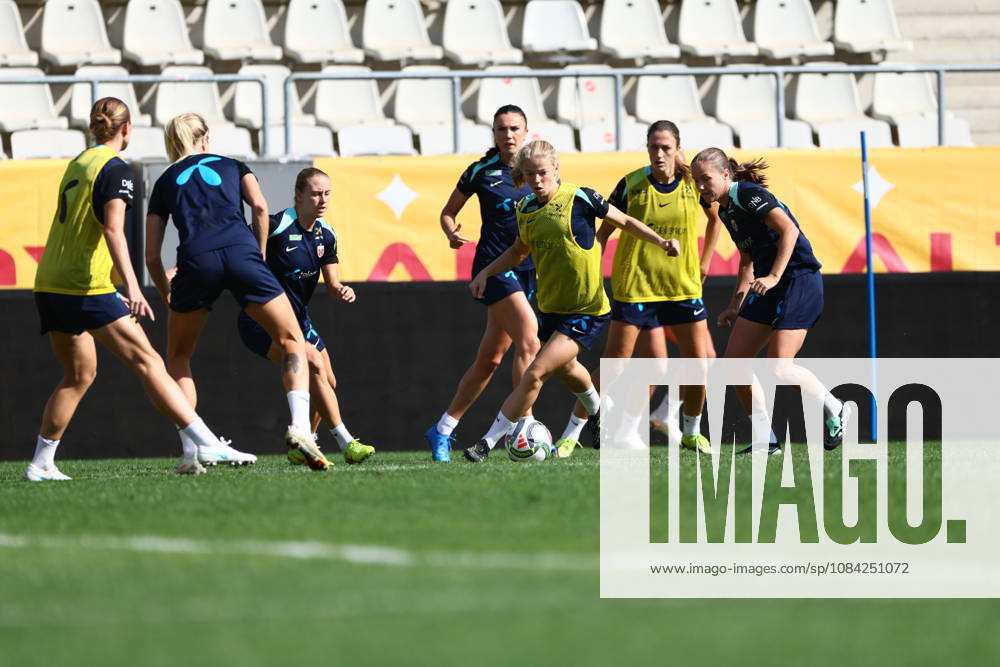 Women s National Soccer Team Prepares for World Cup Qualifiers Bucharest, Romania, October 8, 2026 Lisa Fjeldstad Naalsund and Frida Maanum during a training session at Stadionul Arcul de Triumf, before the World Cup qualifier against Romania. Photo by Nikola Krstic, NTB Romania, Bucharest. . RESTRICTED USE FOR BETTING COMPANIES.