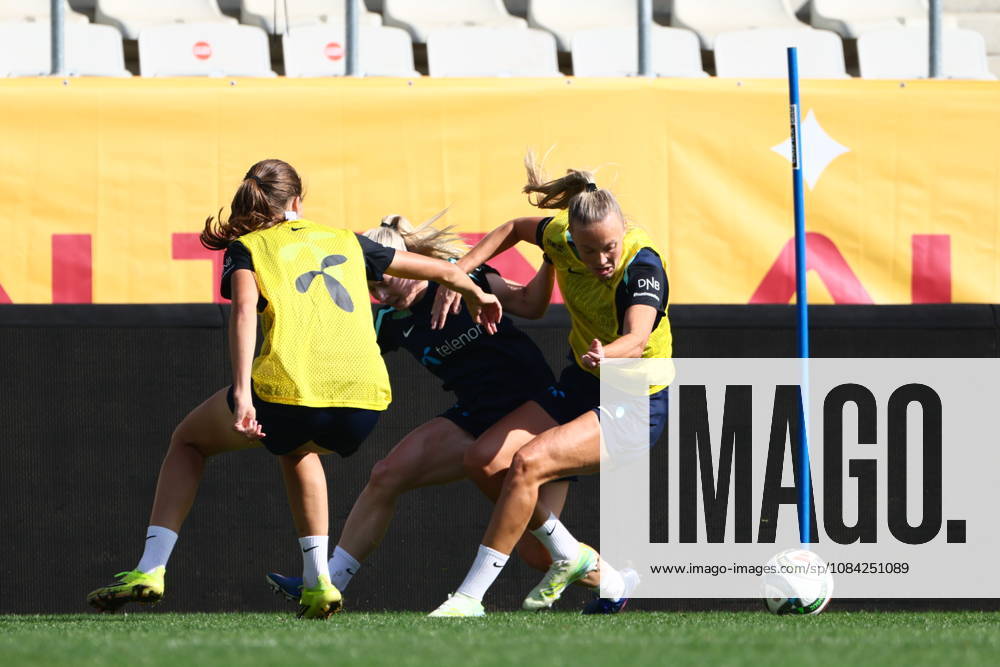 Women s National Soccer Team Prepares for World Cup Qualifiers Bucharest, Romania, October 8, 2026 Lisa Fjeldstad Naalsund and Frida Maanum during a training session at Stadionul Arcul de Triumf, before the World Cup qualifier against Romania. Photo by Nikola Krstic, NTB Romania, Bucharest. . RESTRICTED USE FOR BETTING COMPANIES.