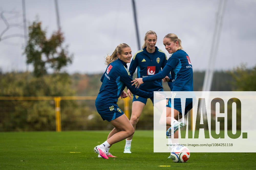 Amanda Nildén, Amanda Ilestedt, and Hanna Lundkvist of the Swedish women’s national soccer team during a training session on October 8, 2026 in Stockholm. Photo by Johanna Säll, BILDBYRAN, code JL JL0637. soccer football fotball World Cup qualifier FIFA Women’s World Cup qualifier training practice Sweden women’s soccer football fotball World Cup qualifier FIFA Women’s World Cup qualifier qualifier training practice training Sweden women’s women’s soccer