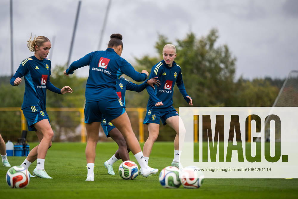 Hanna Lundkvist and Anna Sandberg of the Swedish women’s national soccer team during a training session on October 8, 2026 in Stockholm. Photo by Johanna Säll, BILDBYRAN, code JL JL0637. soccer football fotball World Cup qualifier FIFA Women’s World Cup qualifier training practice Sweden women’s soccer football fotball World Cup qualifier FIFA Women’s World Cup qualifier qualifier training practice training Sweden women’s women’s soccer