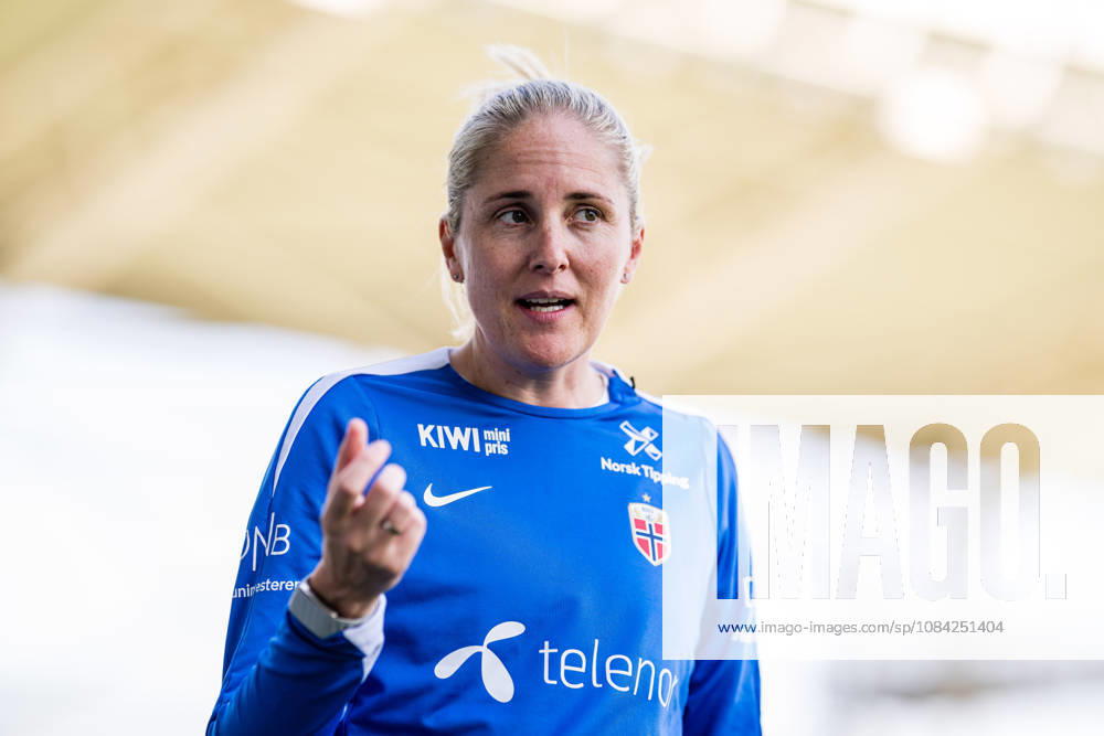 Head coach Gemma Grainger of the Norwegian women’s national soccer team during a training session on October 8, 2026 in Bucharest. Photo by Marius Simensen. BILDBYRAN Cop 238 bbeng women FIFA Women’s World Cup qualifier soccer football Norway practice training