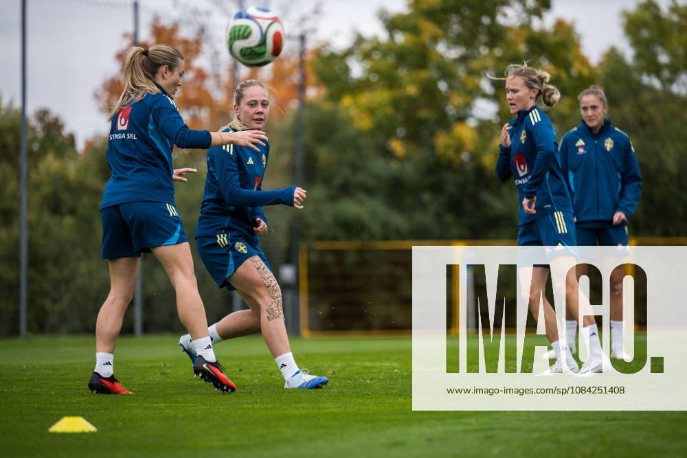 Alice Bergström and Matilda Vinberg of the Swedish women’s national soccer team during a training session on October 8, 2026 in Stockholm. Photo by Johanna Säll, BILDBYRAN, code JL JL0637. soccer football fotball World Cup qualifier FIFA Women’s World Cup qualifier training practice Sweden women’s soccer football fotball World Cup qualifier FIFA Women’s World Cup qualifier qualifier training practice training Sweden women’s women’s soccer