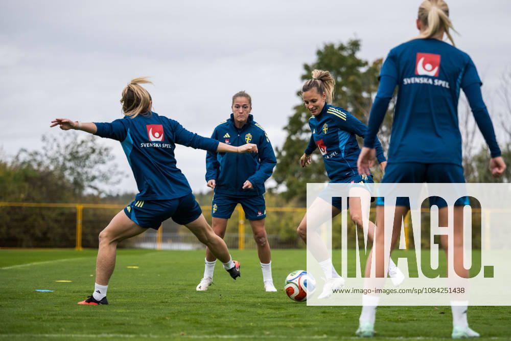 Filippa Angeldahl and Nathalie Björn of the Swedish women’s national soccer team during a training session on October 8, 2026 in Stockholm. Photo by Johanna Säll, BILDBYRAN, code JL JL0637. soccer football fotball World Cup qualifier FIFA Women’s World Cup qualifier training practice Sweden women’s soccer football fotball World Cup qualifier FIFA Women’s World Cup qualifier qualifier training practice training Sweden women’s soccer