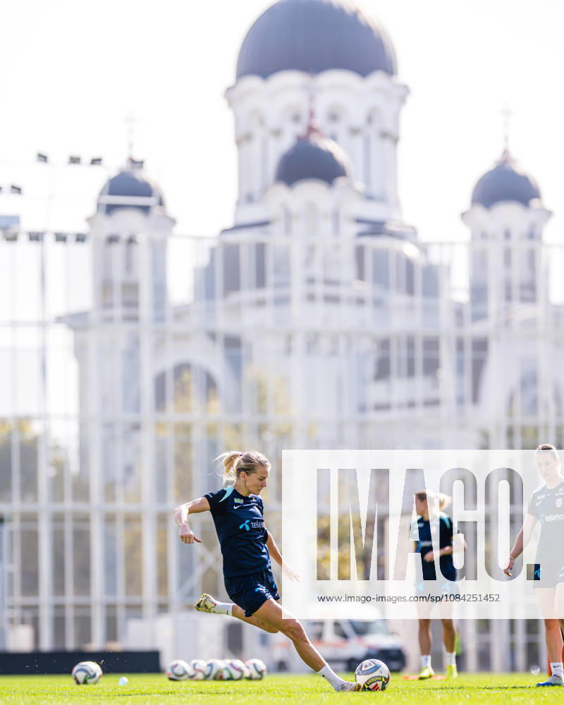 Ada Hegerberg of the Norwegian women’s national soccer team during a training session on October 8, 2026 in Bucharest. Photo by Marius Simensen. BILDBYRAN Cop 238 bbeng women FIFA Women s World Cup qualifier soccer football Norway practice training
