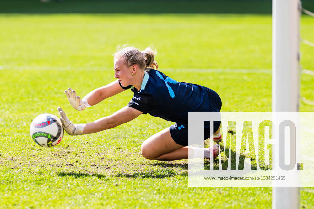 Goalkeeper Sunniva Skoglund of the Norwegian women’s national soccer team during a training session on October 8, 2026 in Bucharest. Photo by Marius Simensen, BILDBYRAN. Cop 238 bbeng women FIFA Women’s World Cup qualifier soccer football Norway practice training