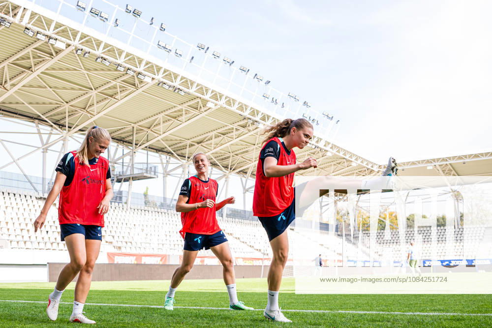 Mathilde Harviken, Julie Blakstad, and Signe Gaupset of the Norwegian women’s national soccer team during a training session on October 8, 2026 in Bucharest. Photo by Marius Simensen, BILDBYRAN. Cop 238 bbeng women FIFA Women’s World Cup qualifier soccer football Norway practice training