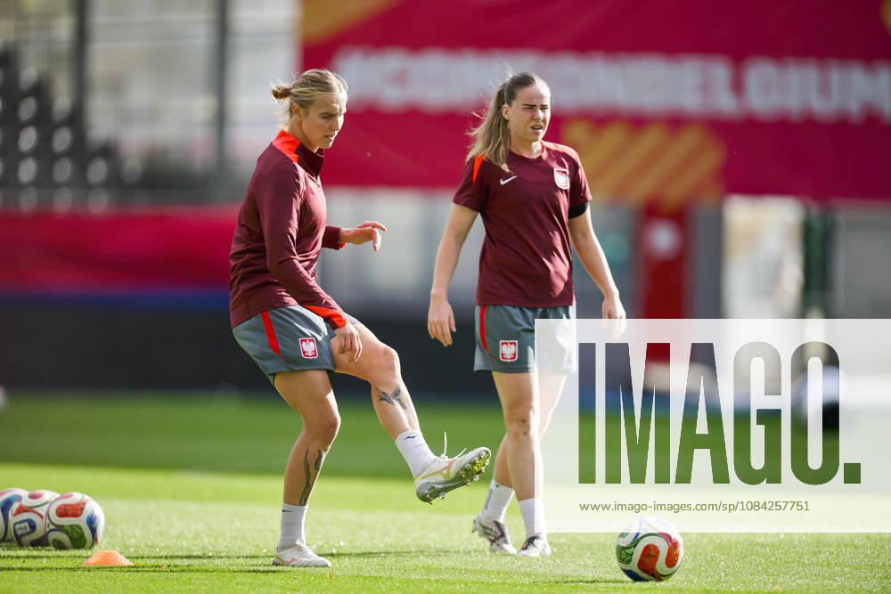 LEUVEN , PILKA NOZNA KOBIET ( WOMEN S FOOTBALL) TRENING OFICJALNY PRZED POLFINALEM BARAZY MISTRZOSTW SWIATA 2027 TRENING NZ. OLIWIA WOS, ADRIANA ACHCINSKA FOTO RADOSLAW JOZWIAK CYFRASPORT NEWSPIX.PL --- Newspix.pl RA2_6170