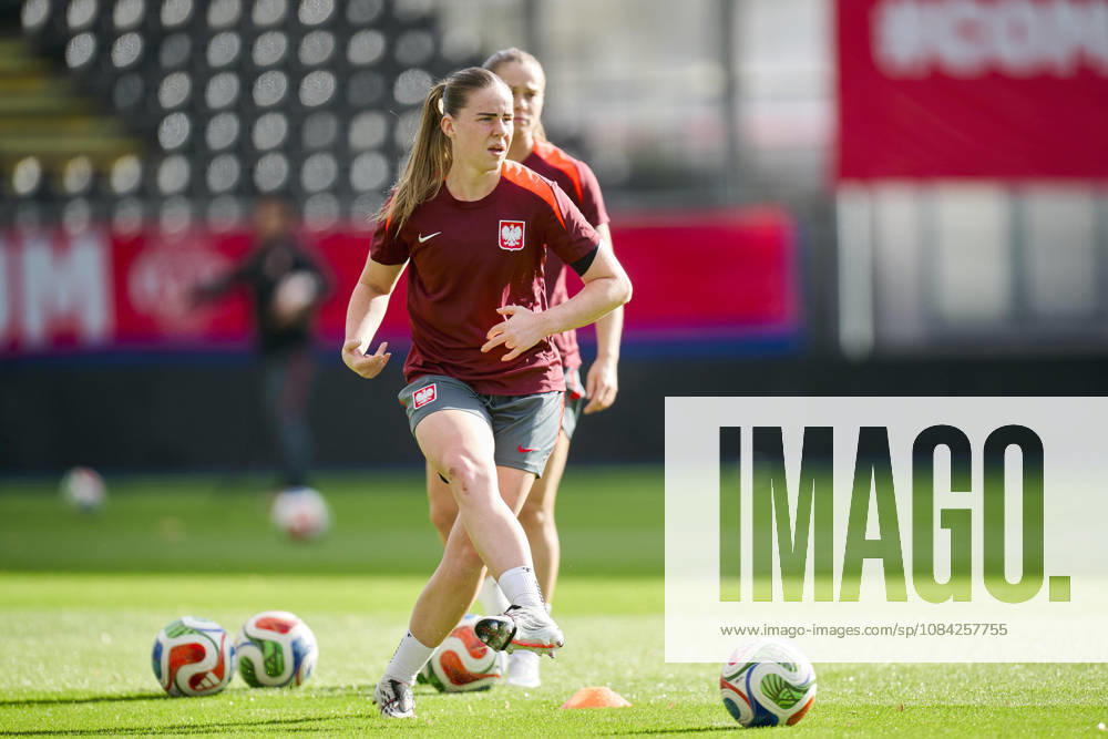 LEUVEN , PILKA NOZNA KOBIET ( WOMEN S FOOTBALL) TRENING OFICJALNY PRZED POLFINALEM BARAZY MISTRZOSTW SWIATA 2027 TRENING NZ. ADRIANA ACHCINSKA FOTO RADOSLAW JOZWIAK CYFRASPORT NEWSPIX.PL --- Newspix.pl RA2_6221