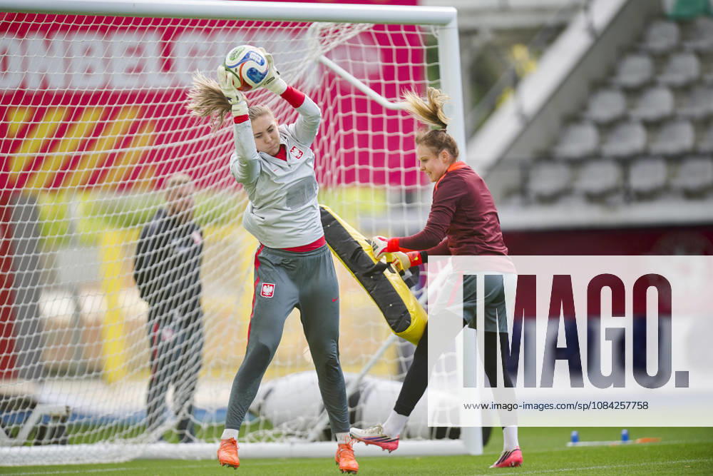 LEUVEN , PILKA NOZNA KOBIET ( WOMEN S FOOTBALL) TRENING OFICJALNY PRZED POLFINALEM BARAZY MISTRZOSTW SWIATA 2027 TRENING NZ. NATALIA RADKIEWICZ, KINGA SEWERYN FOTO RADOSLAW JOZWIAK CYFRASPORT NEWSPIX.PL --- Newspix.pl RA2_6251