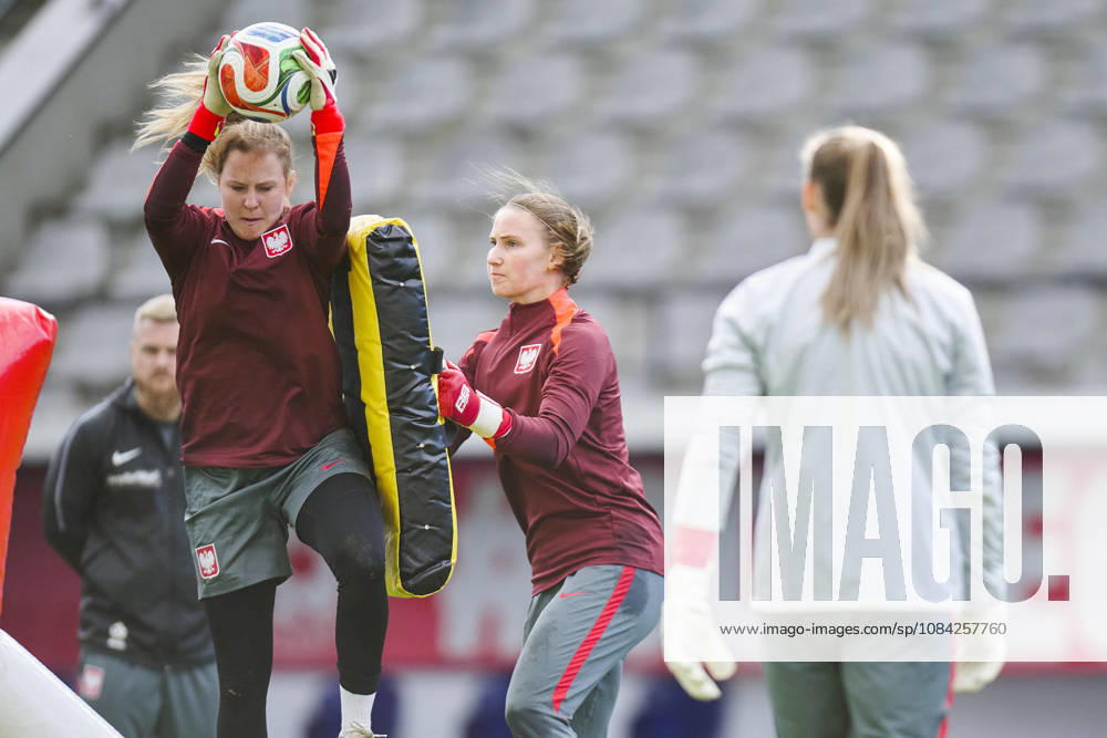LEUVEN , PILKA NOZNA KOBIET ( WOMEN S FOOTBALL) TRENING OFICJALNY PRZED POLFINALEM BARAZY MISTRZOSTW SWIATA 2027 TRENING NZ. KINGA SEWERYN JULIA WOZNIAK FOTO RADOSLAW JOZWIAK CYFRASPORT NEWSPIX.PL --- Newspix.pl RA2_6277