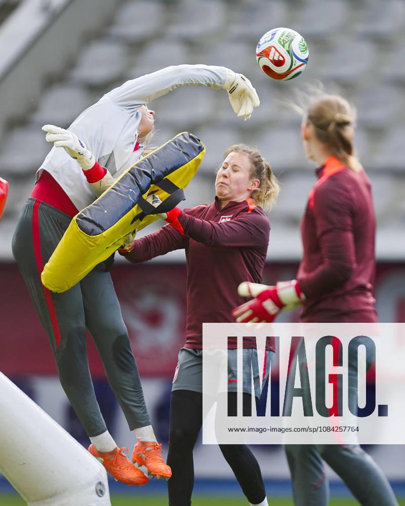 LEUVEN , PILKA NOZNA KOBIET ( WOMEN S FOOTBALL) TRENING OFICJALNY PRZED POLFINALEM BARAZY MISTRZOSTW SWIATA 2027 TRENING NZ. NATALIA RADKIEWICZ, KINGA SEWERYN FOTO RADOSLAW JOZWIAK CYFRASPORT NEWSPIX.PL --- Newspix.pl RA2_6361