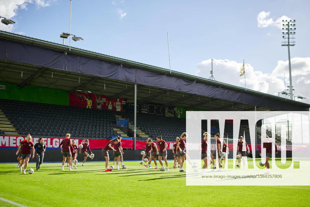 LEUVEN , PILKA NOZNA KOBIET ( WOMEN S FOOTBALL) TRENING OFICJALNY PRZED POLFINALEM BARAZY MISTRZOSTW SWIATA 2027 TRENING NZ. ILUSTRACJA FOTO RADOSLAW JOZWIAK CYFRASPORT NEWSPIX.PL --- Newspix.pl RA3_1848