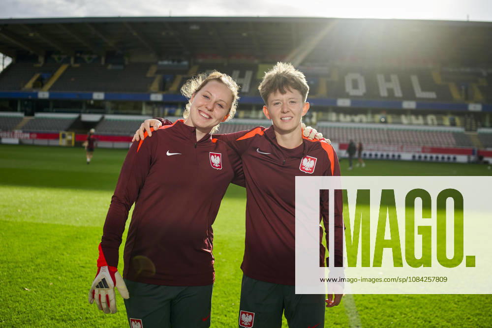 LEUVEN , PILKA NOZNA KOBIET ( WOMEN S FOOTBALL) TRENING OFICJALNY PRZED POLFINALEM BARAZY MISTRZOSTW SWIATA 2027 TRENING NZ. KINGA SEWERYN, KLAUDIA MACIAZKA FOTO RADOSLAW JOZWIAK CYFRASPORT NEWSPIX.PL --- Newspix.pl RA3_1953