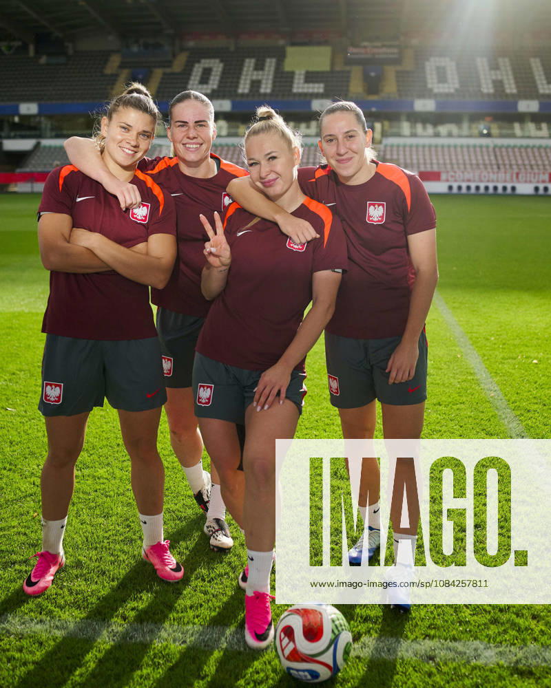 LEUVEN , PILKA NOZNA KOBIET ( WOMEN S FOOTBALL) TRENING OFICJALNY PRZED POLFINALEM BARAZY MISTRZOSTW SWIATA 2027 TRENING NZ. MARTYNA WIANKOWSKA, ADRIANA ACHCINSKA, WERONIKA ZAWISTOWSKA, WIKTORIA ZIENIEWICZ FOTO RADOSLAW JOZWIAK CYFRASPORT NEWSPIX.PL --- Newspix.pl RA3_2082