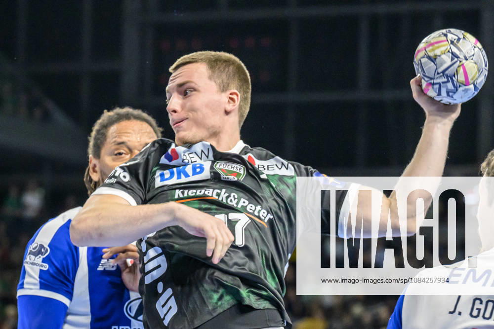 Pictured, from left: Nils Lichtlein of Füchse Berlin, 17, on the attack, GER, Berlin, handball, Füchse Berlin vs. FC Porto, EHF Champions League, Matchday 3 of Group A, at the Max Schmeling Halle, Am Falkplatz 1, October 8, 2026,