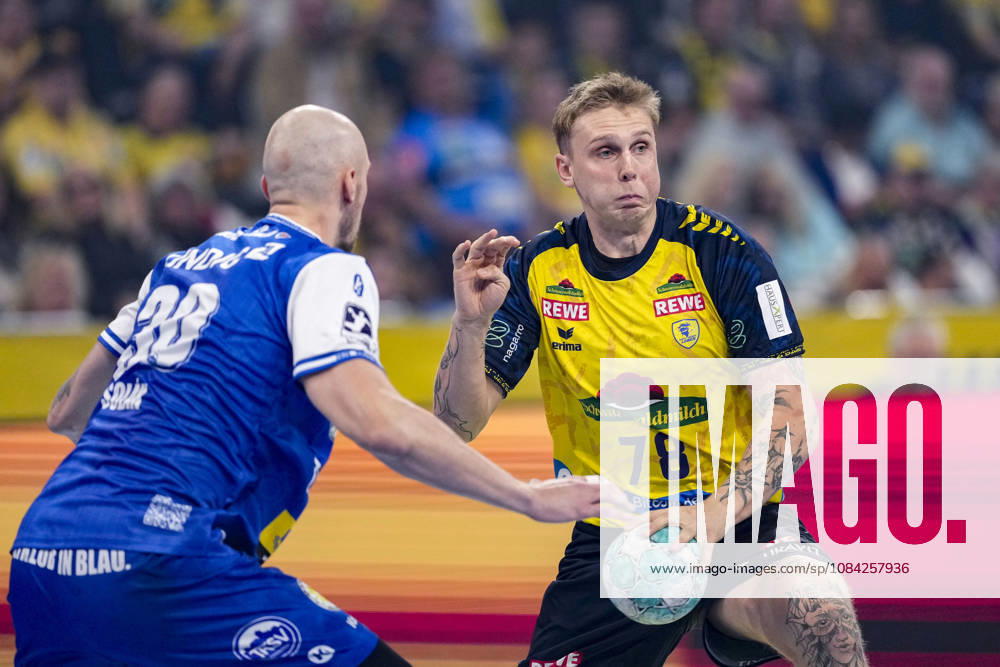 From left: Dominik Solak (ThSV), 30, Edwin Aspenbäck (RNL), 78, tackle, game scene, duel, tackle, tackling, dynamism, action, 08 10 2026, Mannheim, Germany, handball, Bundesliga, Rhein-Neckar Löwen vs. ThSV Eisenach