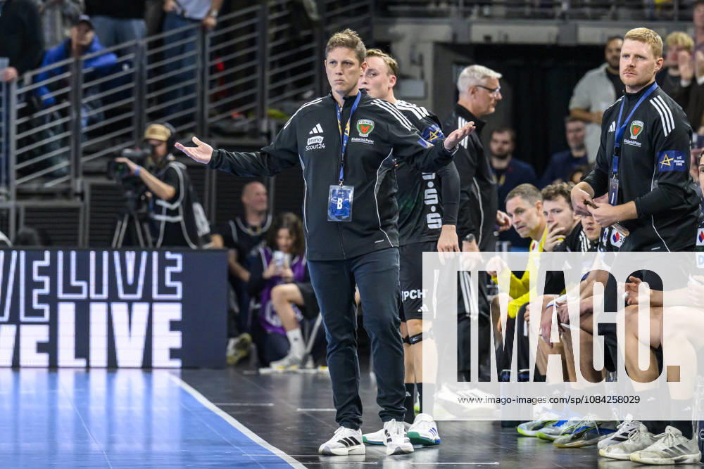 Pictured from left: Nicolej Krickau, sad, depressed, angry, GER, Berlin, handball, Füchse Berlin vs. FC Porto, EHF Champions League, Matchday 3 of Group A, at the Max Schmeling Halle, Am Falkplatz 1, October 8, 2026,