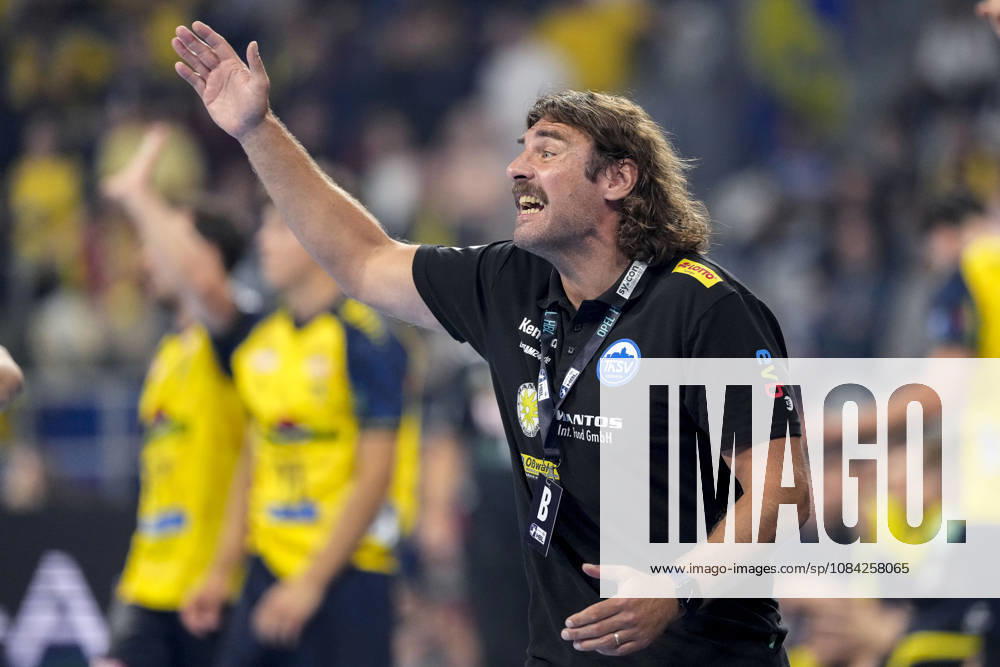 Sebastian Hinze, coach and head coach of ThSV, gives instructions, gesturing with his arms; single frame, single photo, action, October 8, 2026, Mannheim, Germany; handball, Bundesliga, Rhein-Neckar Löwen vs. ThSV Eisenach