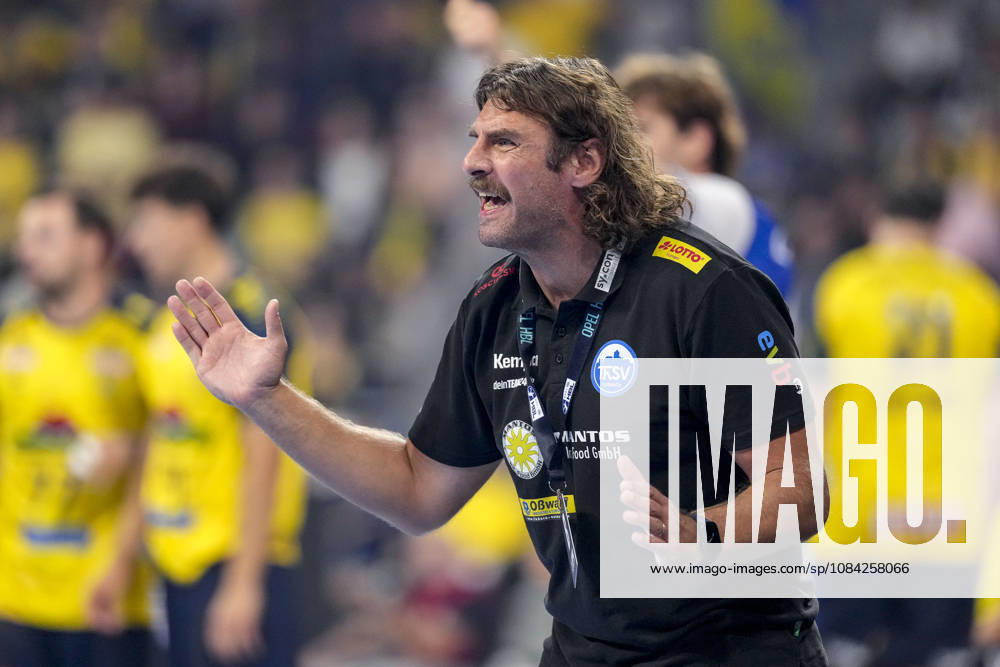 Sebastian Hinze, coach and head coach of ThSV, gives instructions, gesturing with his arms; single frame, single photo, action, October 8, 2026, Mannheim, Germany; handball, Bundesliga, Rhein-Neckar Löwen vs. ThSV Eisenach