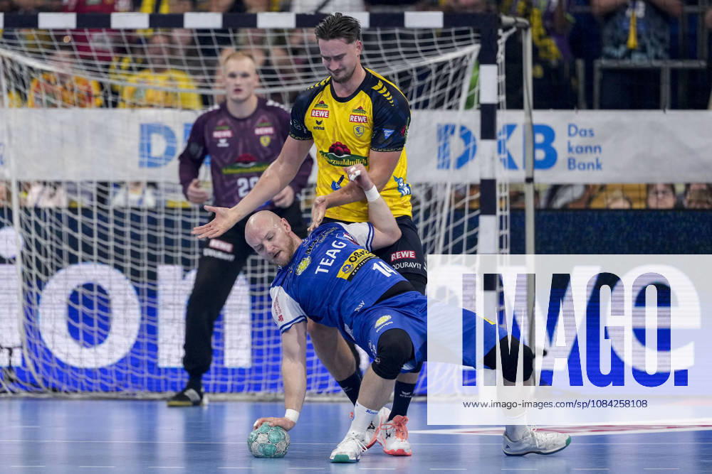 From left: Peter Walz (ThSV), 14, Robert Timmermeister (RNL), 7, tackle, game scene, duel, tackle, tackling, dynamic, action, 08 10 2026, Mannheim, Germany, handball, Bundesliga, Rhein-Neckar Löwen vs. ThSV Eisenach