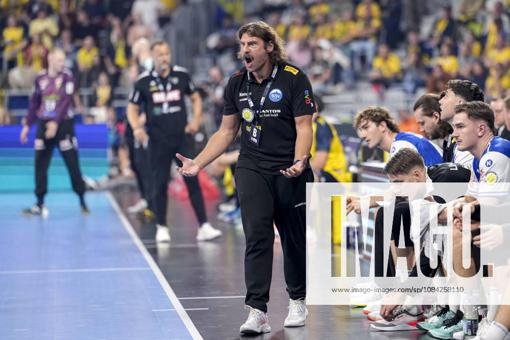 Sebastian Hinze, coach and head coach of ThSV, gives instructions, gesturing with his arms; close-up, full-body shot, single frame, single photo, action, on the sidelines, at the sideline, October 8, 2026, Mannheim, Germany, handball, Bundesliga, Rhein-Neckar Löwen vs. ThSV Eisenach
