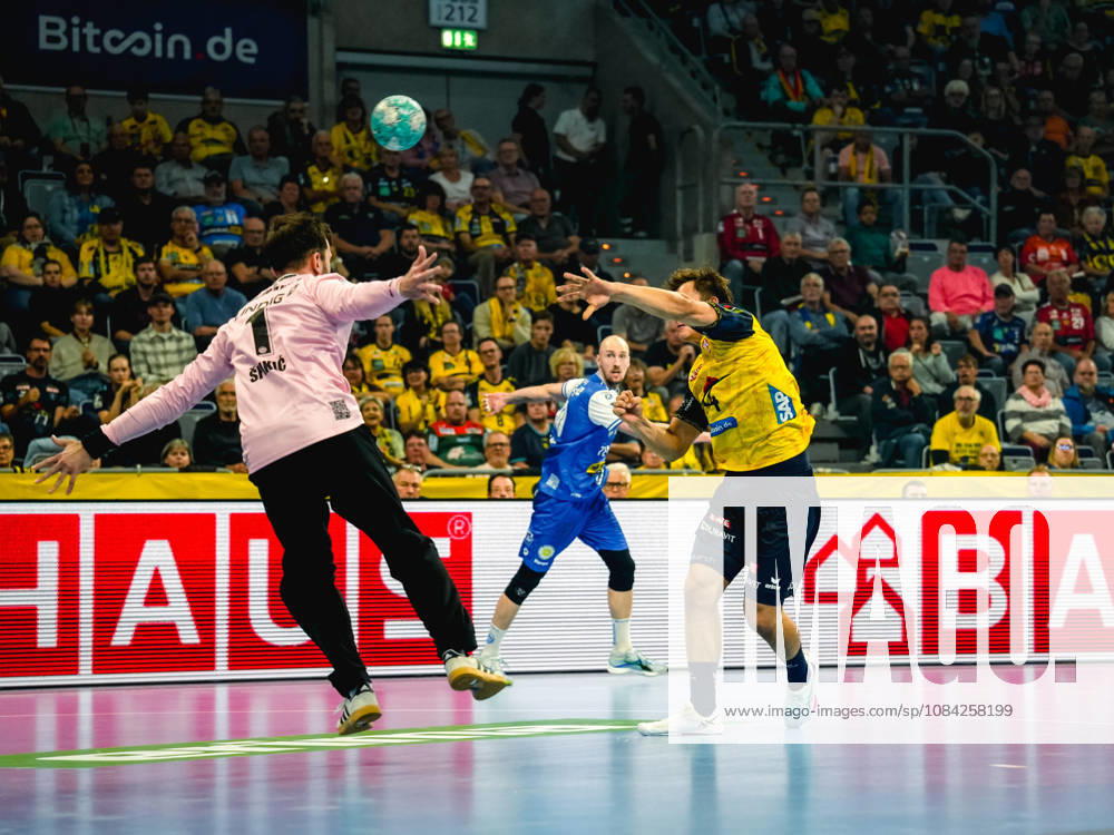 Opel HBL Handball, Rhein-Neckar Löwen vs. ThSV Eisenach; from left: Matija Spikic (ThSV Eisenach), Gino Steenaerts (Rhein-Neckar Löwen)
