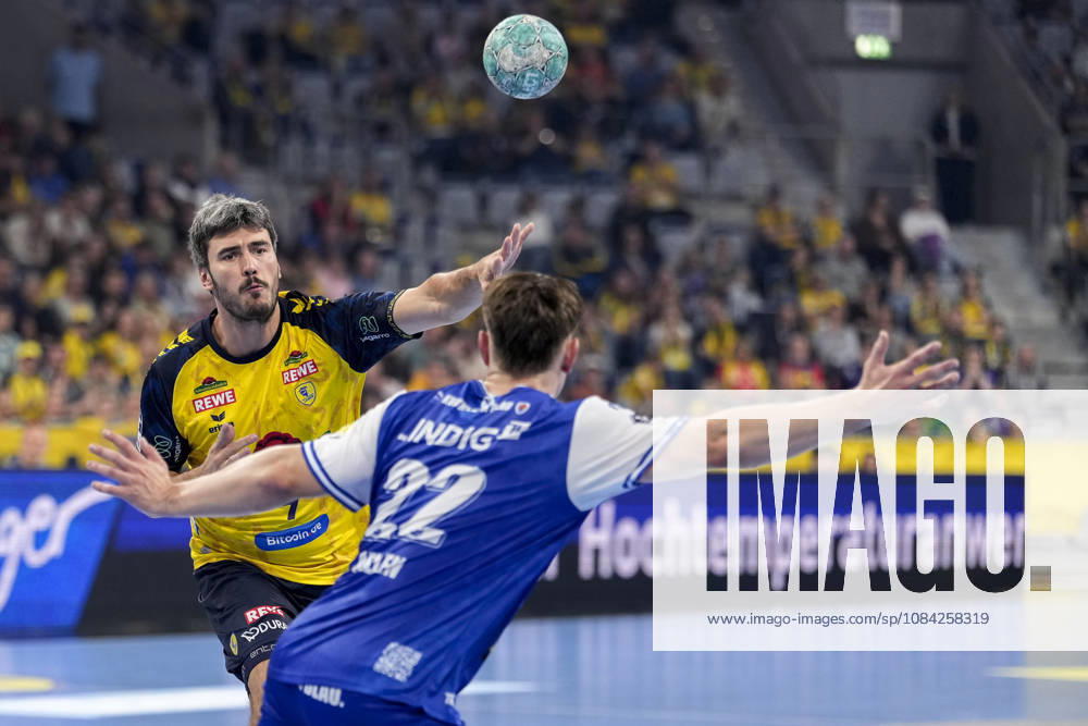 From left: Jacob Arenth, Lassen RNL, 9, Felix Aellen ThSV, 22, tackle, game play, duel, tackle, tackling, dynamic, action, 08 10 2026, Mannheim, Germany, handball, Bundesliga, Rhein-Neckar Löwen vs. ThSV Eisenach