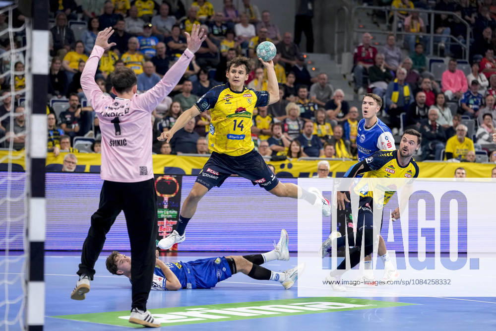 From left: Matija Spikic, goalkeeper, ThSV, 1; Gino Steenaerts, RNL, 14, on a jump shot, shot, goal attempt, action, game scene, October 8, 2026, Mannheim, Germany, handball, Bundesliga, Rhein-Neckar Löwen vs. ThSV Eisenach