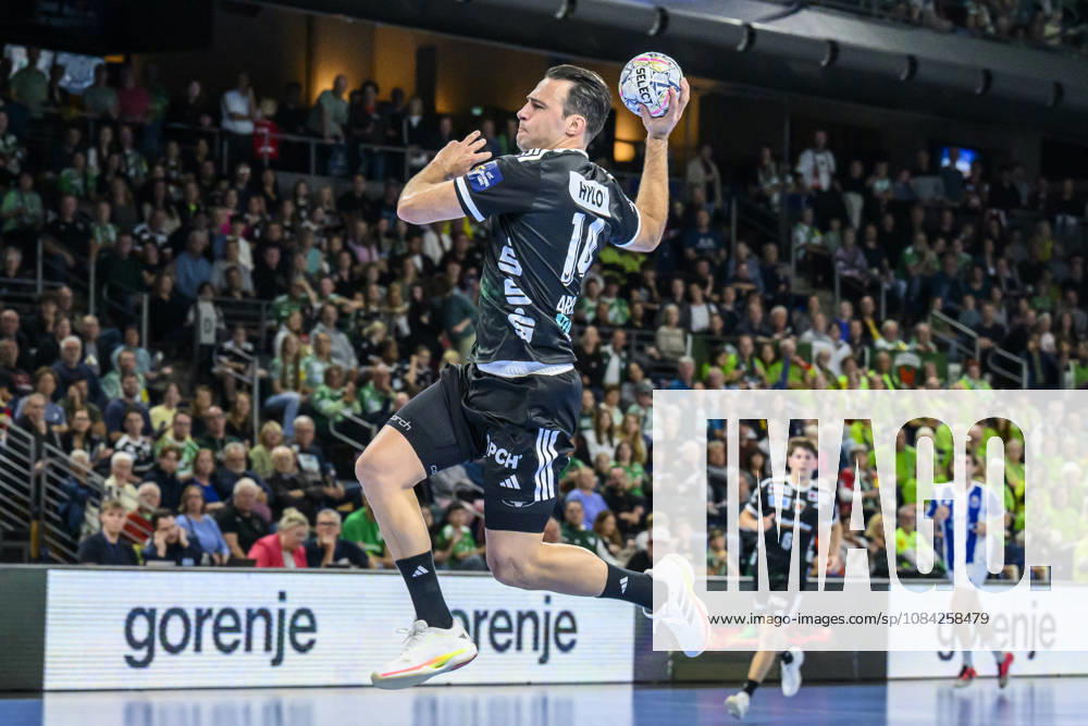 Pictured, from left: Aitor Arino, Füchse Berlin, 14, GER, Berlin, handball, Füchse Berlin vs. FC Porto, EHF Champions League, Matchday 3 of Group A, at the Max Schmeling Halle, Am Falkplatz 1, October 8, 2026,