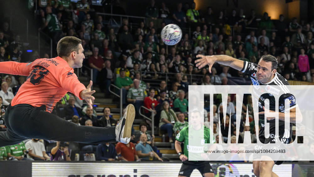 In the photo, from left: Diogo Rema (FC Porto, 33) and Aitor Arino (Füchse Berlin, 14); tackle, action, battle, fighting for the ball, GER, Berlin, handball, Füchse Berlin vs. FC Porto, EHF Champions League, Matchday 3 of Group A, at the Max Schmeling Halle, Am Falkplatz 1, October 8, 2026,