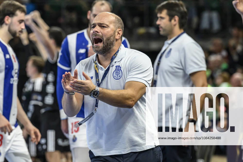 In the photo, from left: Carlos Martingo of FC Porto, coach, cheers on his team; GER, Berlin, handball, Füchse Berlin vs. FC Porto, EHF Champions League, Matchday 3 of Group A, at the Max Schmeling Halle, Am Falkplatz 1, October 8, 2026,
