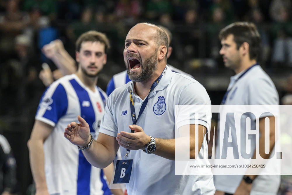 In the photo, from left: Carlos Martingo of FC Porto, coach, cheers on his team; GER, Berlin, handball, Füchse Berlin vs. FC Porto, EHF Champions League, Matchday 3 of Group A, at the Max Schmeling Halle, Am Falkplatz 1, October 8, 2026,