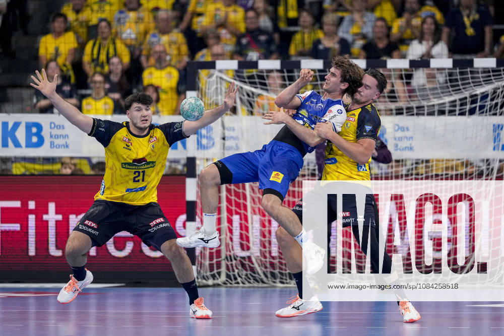 From left: Aron Seesing (RNL), 21; Stephan Seitz (ThSV), 44; Robert Timmermeister (RNL), 7; tackle, game scene, duel, tackle, tackling, dynamic, action, 08 10 2026, Mannheim, Germany, handball, Bundesliga, Rhein-Neckar Löwen vs. ThSV Eisenach