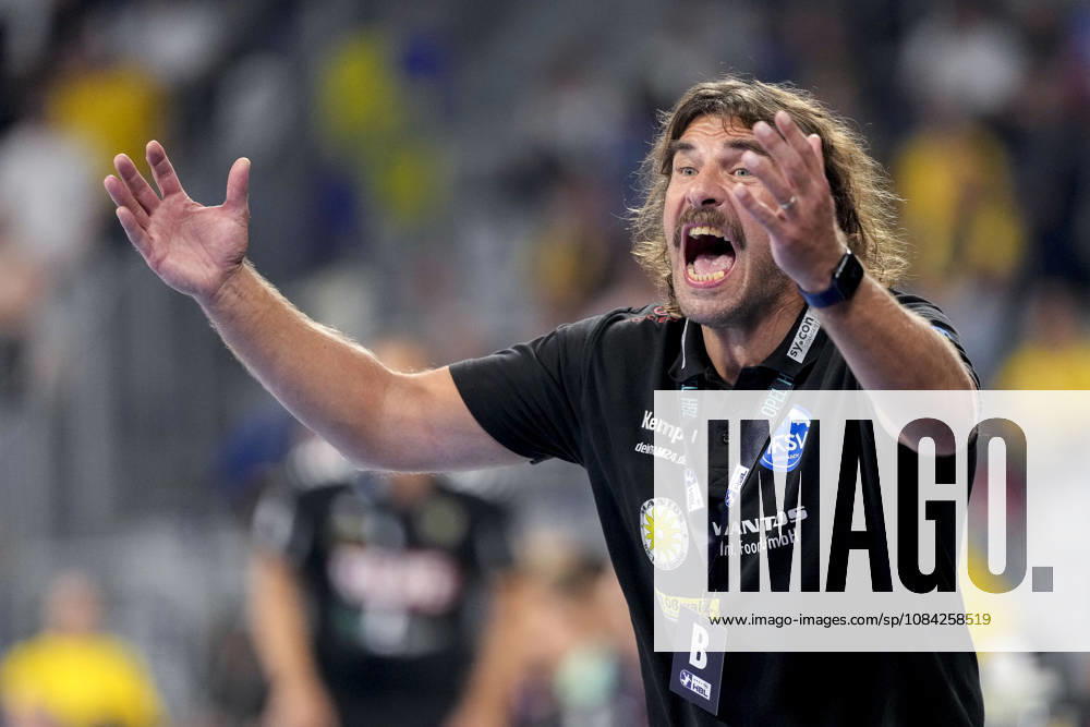 Sebastian Hinze, coach and head coach of ThSV, gives instructions, gesturing with his arms; single frame, single photo, action, October 8, 2026, Mannheim, Germany; handball, Bundesliga, Rhein-Neckar Löwen vs. ThSV Eisenach