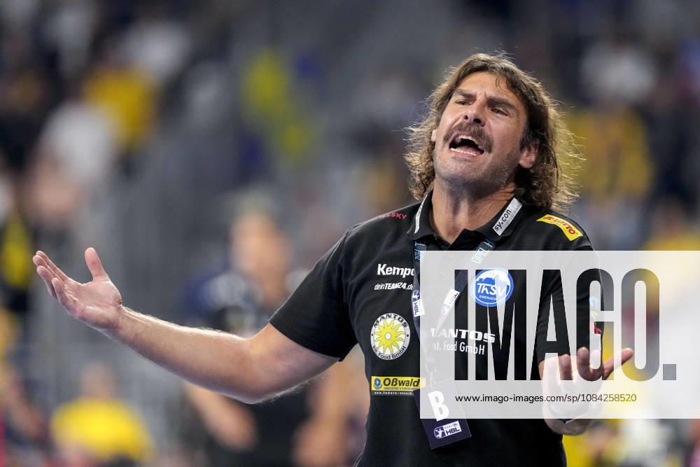 Sebastian Hinze, coach and head coach of ThSV, gives instructions, gesturing with his arms; single frame, single photo, action shot; looking disappointed, disappointment, frustration, pessimistic, October 8, 2026, Mannheim, Germany, handball, Bundesliga, Rhein-Neckar Löwen vs. ThSV Eisenach