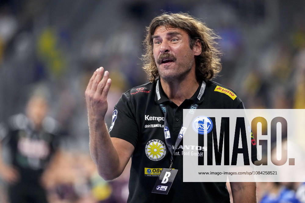 Sebastian Hinze, coach and head coach of ThSV, gives instructions, gesturing with his arms; single frame, single photo, action shot; looking disappointed, disappointment, frustration, pessimistic, October 8, 2026, Mannheim, Germany, handball, Bundesliga, Rhein-Neckar Löwen vs. ThSV Eisenach