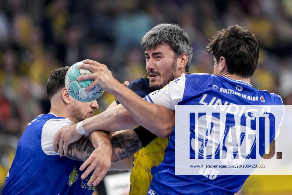 From left: Justin Kurch (ThSV), 52; Jacob Arenth Lassen (RNL), 9; Tillman Leu (ThSV), 99; tackle, game scene, duel, tackle, tackling, dynamism, action, 08 10 2026, Mannheim, Germany, handball, Bundesliga, Rhein-Neckar Löwen vs. ThSV Eisenach
