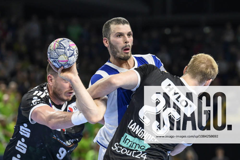 In the photo, from left: Mijajlo Marsenic, Füchse Berlin, 93; Rui Silva, FC Porto, 14; Matthes Langhoff, Füchse Berlin, 25; tackle, action, battle, fighting for the ball, GER, Berlin, handball, Füchse Berlin vs. FC Porto, EHF Champions League, Matchday 3 of Group A, at the Max Schmeling Halle, Am Falkplatz 1, October 8, 2026,