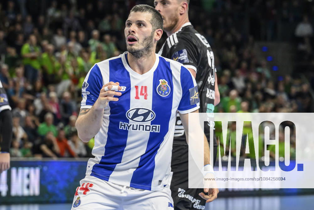 Pictured, from left: Rui Silva (FC Porto), 14, GER, Berlin, handball, Füchse Berlin vs. FC Porto, EHF Champions League, Matchday 3 of Group A, at the Max Schmeling Halle, Am Falkplatz 1, October 8, 2026,