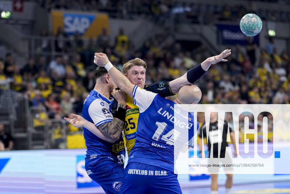 From left: Justin Kurch (ThSV), 52; Haukur Thrastarson (RNL), 25; Peter Walz (ThSV), 14; tackle, game scene, duel, tackle, tackling, dynamics, action, 08 10 2026, Mannheim, Germany, handball, Bundesliga, Rhein-Neckar Löwen vs. ThSV Eisenach