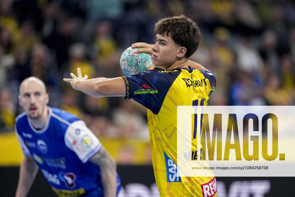Niclas Mierzwa (RNL), 11, on the ball, single frame, single photo, action, during a 7-meter throw, 7 meters, penalty throw, game scene, October 8, 2026, Mannheim, Germany, handball, Bundesliga, Rhein-Neckar Löwen vs. ThSV Eisenach