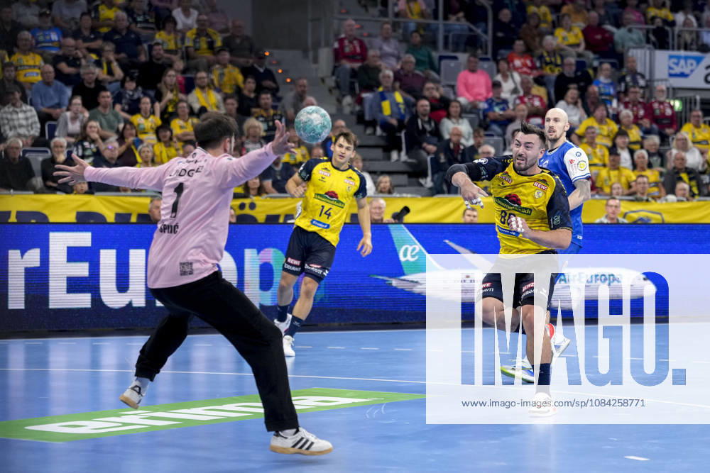 From left: Matija Spikic, goalkeeper, ThSV, makes a save against Jannik Kohlbacher (RNL), 80, on a jump shot, shot, goal attempt, action, play, saves the ball, save, spectacular save, catches the ball, highlight, October 8, 2026, Mannheim, Germany, handball, Bundesliga, Rhein-Neckar Löwen vs. ThSV Eisenach