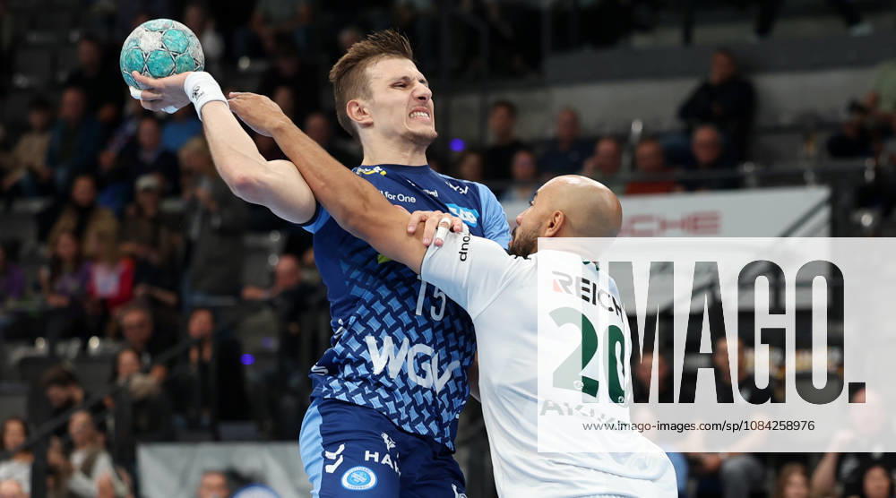 Handball – TVB Stuttgart vs. HSG Wetzlar; from left: Simone Mengon (TVB), David Cyrill Akakpo (Wetzlar)