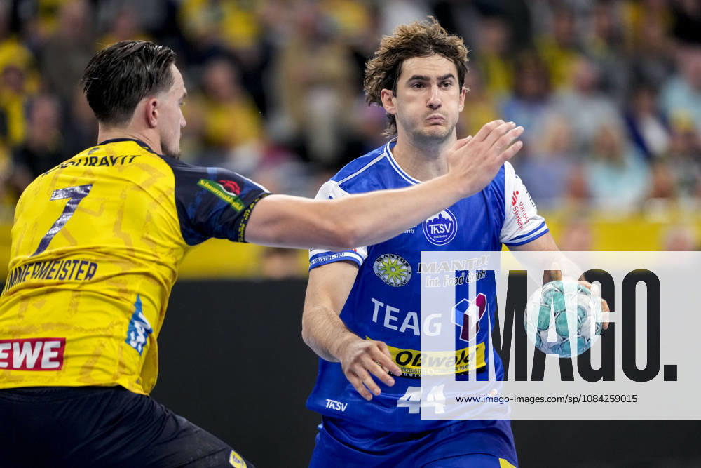 From left: Robert Timmermeister (RNL), 7, Stephan Seitz (ThSV), 44, tackle, game scene, duel, tackle, tackling, dynamism, action, 08 10 2026, Mannheim, Germany, handball, Bundesliga, Rhein-Neckar Löwen vs. ThSV Eisenach