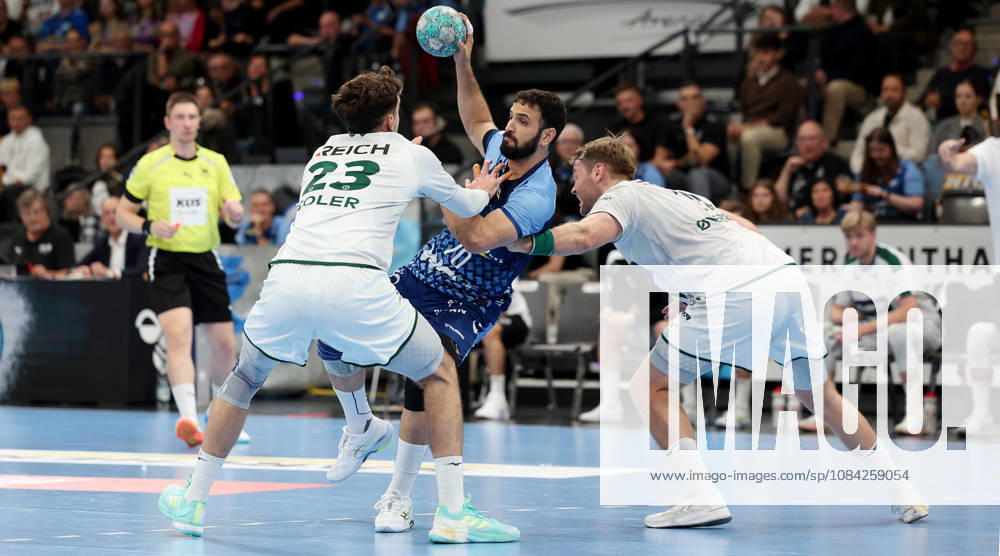Handball – TVB Stuttgart vs. HSG Wetzlar; from left: Marti Soler (Wetzlar), Mohamed Amine Darmoul (TVB), Petter Overby (Wetzlar)