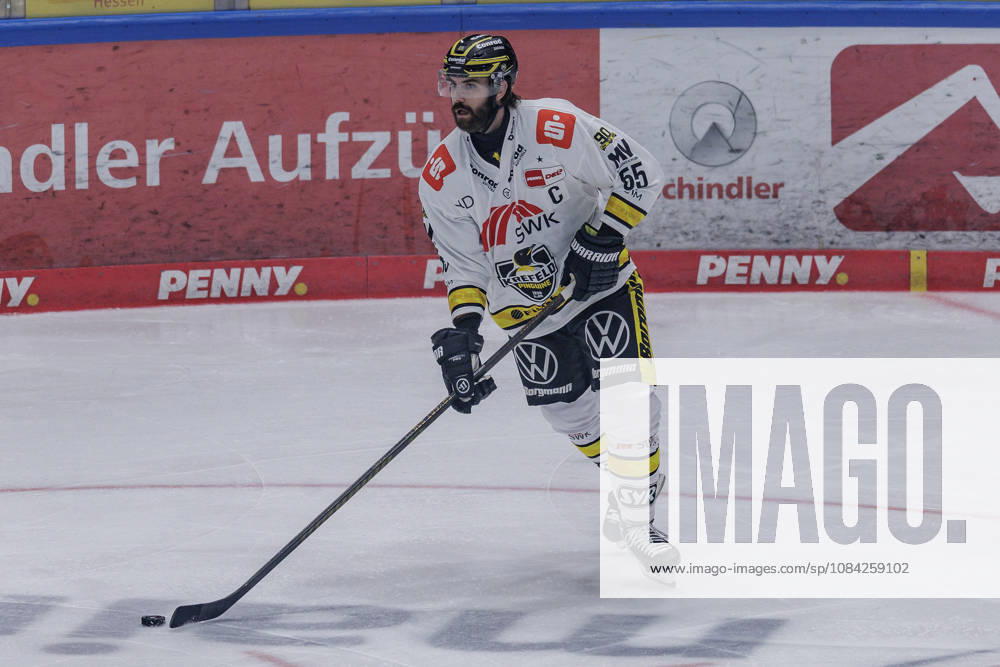 Penny DEL Löwen Frankfurt vs. Krefeld Pinguine, October 8, 2026 Davis Vandane Krefeld Penguins 55 with the puck, close-up, portrait, Löwen Frankfurt vs. Krefeld Penguins, Frankfurt, NIX Ice Arena