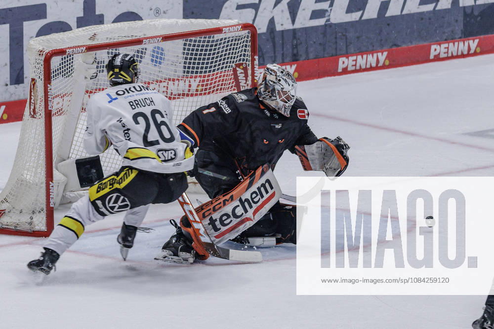 PEnny DEL Löwen Frankfurt vs. Krefeld Pinguine, October 8, 2026: Nico Pertuch (Löwen Frankfurt 1) and Daniel Bruch (Krefeld Pinguine 26), Löwen Frankfurt vs. Krefeld Pinguine, Frankfurt, NIX Ice Arena