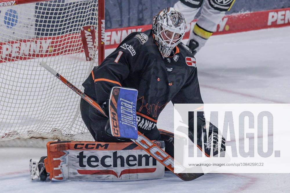 PEnny DEL Löwen Frankfurt vs. Krefeld Pinguine, October 8, 2026 Nico Pertuch of Löwen Frankfurt 1 has control of the puck, Löwen Frankfurt vs. Krefeld Pinguine, Frankfurt, NIX Ice Arena